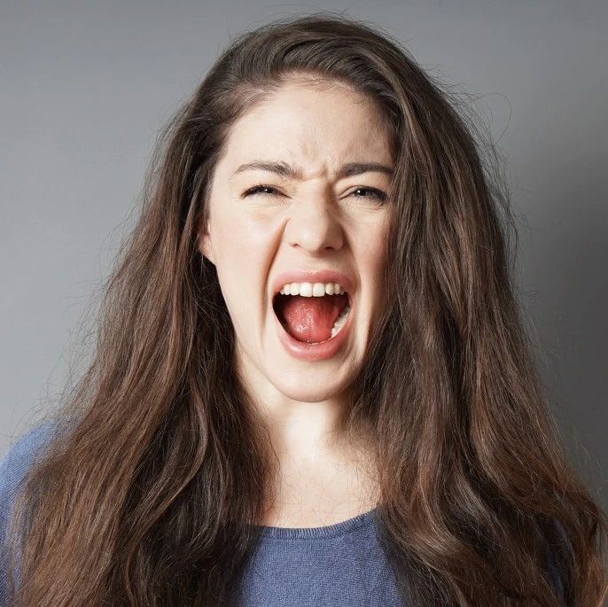 看恐怖片,被女生的尖叫吓到是种什么体验?|尖叫|尖叫声|人类_新浪新闻