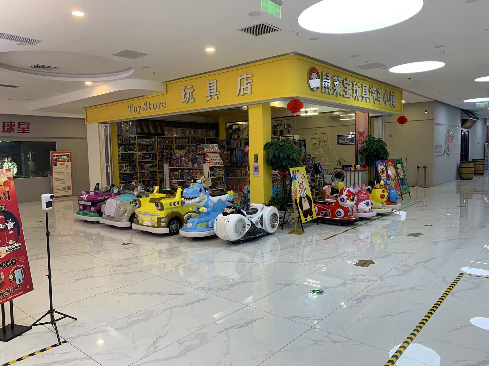 孩子"开车"家长玩手机,商场里的儿童游乐车有点儿险|汽车_新浪财经
