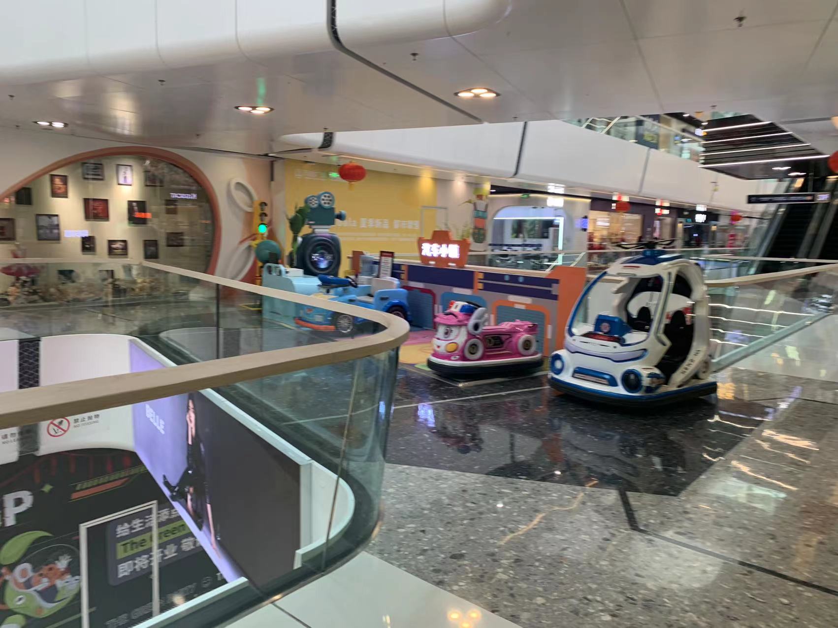 孩子"开车"家长玩手机,商场里的儿童游乐车有点儿险__财经头条