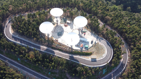 “中国复眼”项目一期建设的4部雷达。北京理工大学供图