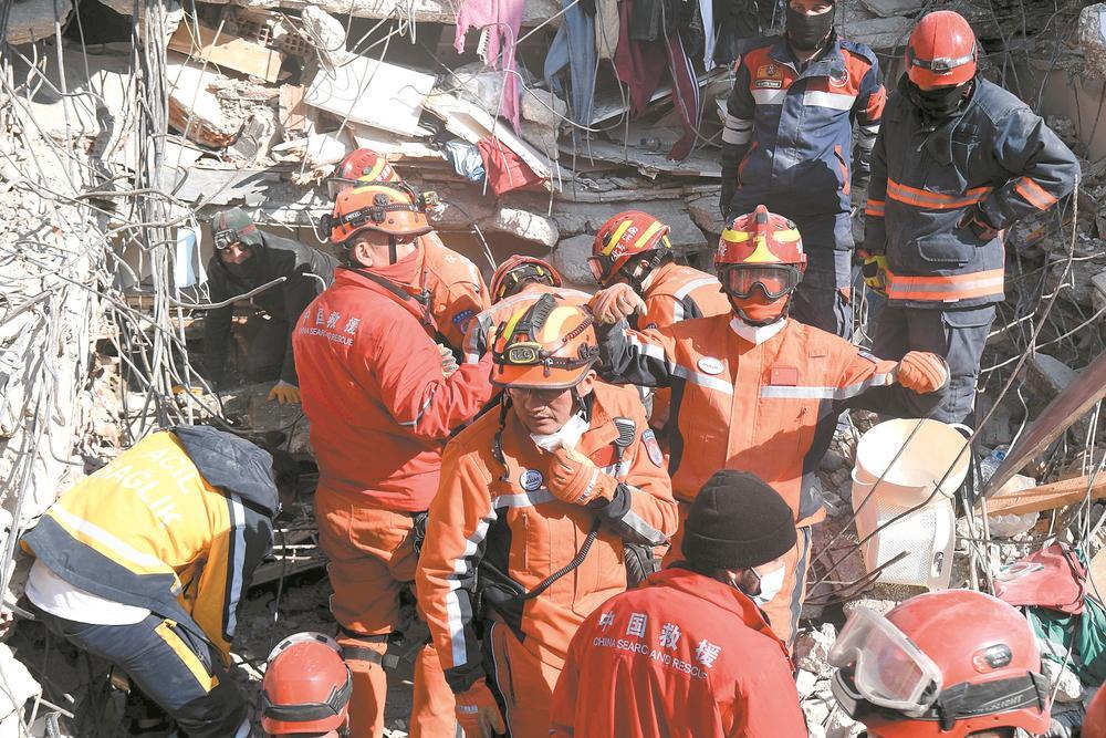2月12日，中国救援队队员在土耳其哈塔伊省安塔基亚市一处地震废墟开展救援工作