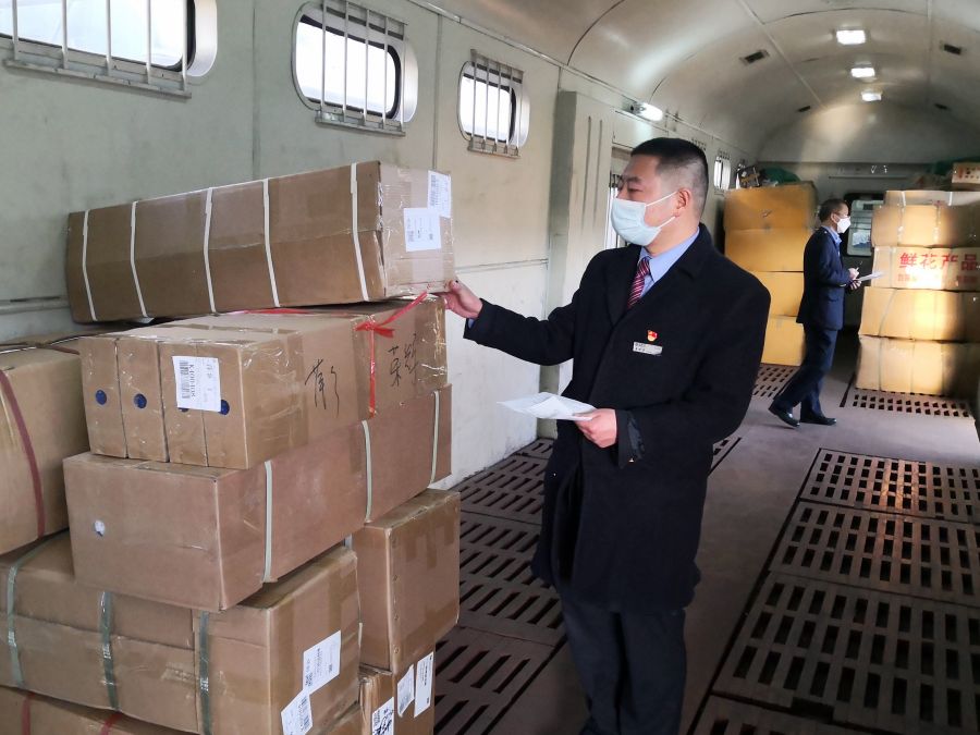 普速列车行李车上,工作人员正在查看鲜花货物装车情况.王琦 摄