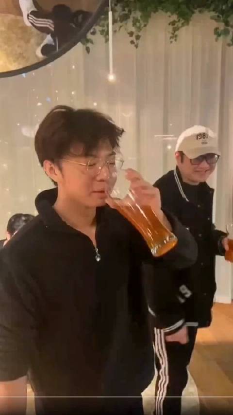 李培楠夺冠后被灌酒，国外友人国粹庆贺_新浪新闻