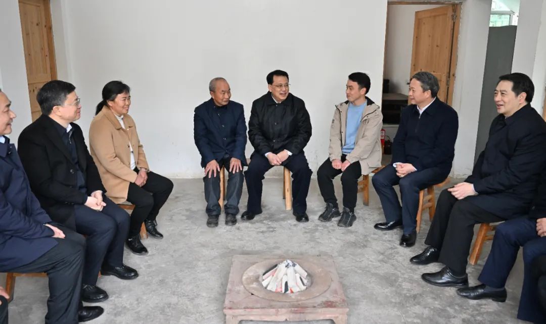 调研中,袁家军来到脱贫户徐朝辉,何绍基家,了解生产生活情况,询问还有