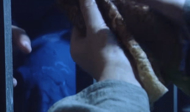 煎饼卷大葱：被经典影视剧普及的“文化记忆”。上图/电影《红日》；下图/电视剧《宰相刘罗锅》