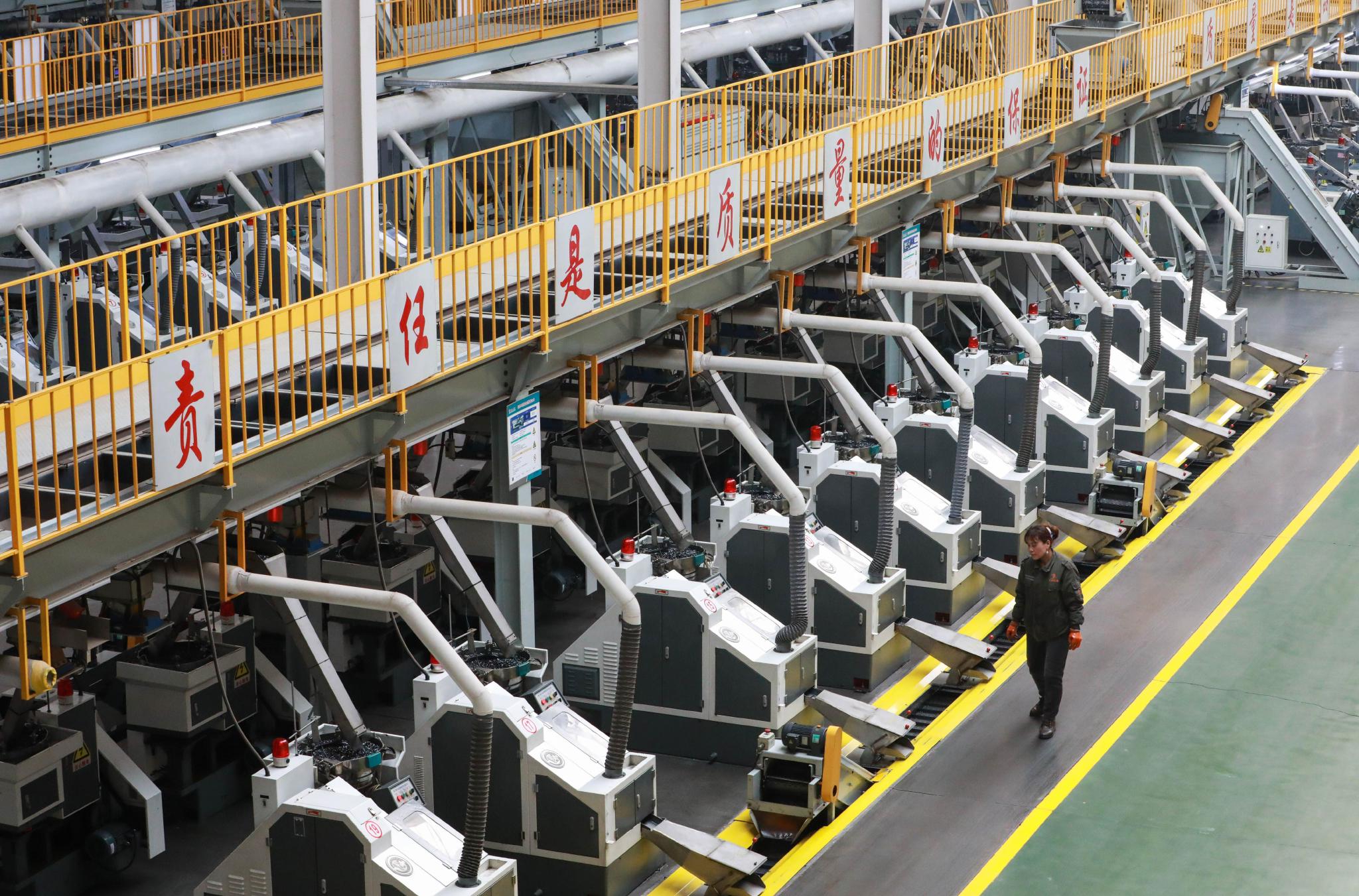 在河北省邯郸市永年区一家紧固件生产企业的数字化智能生产车间,工人