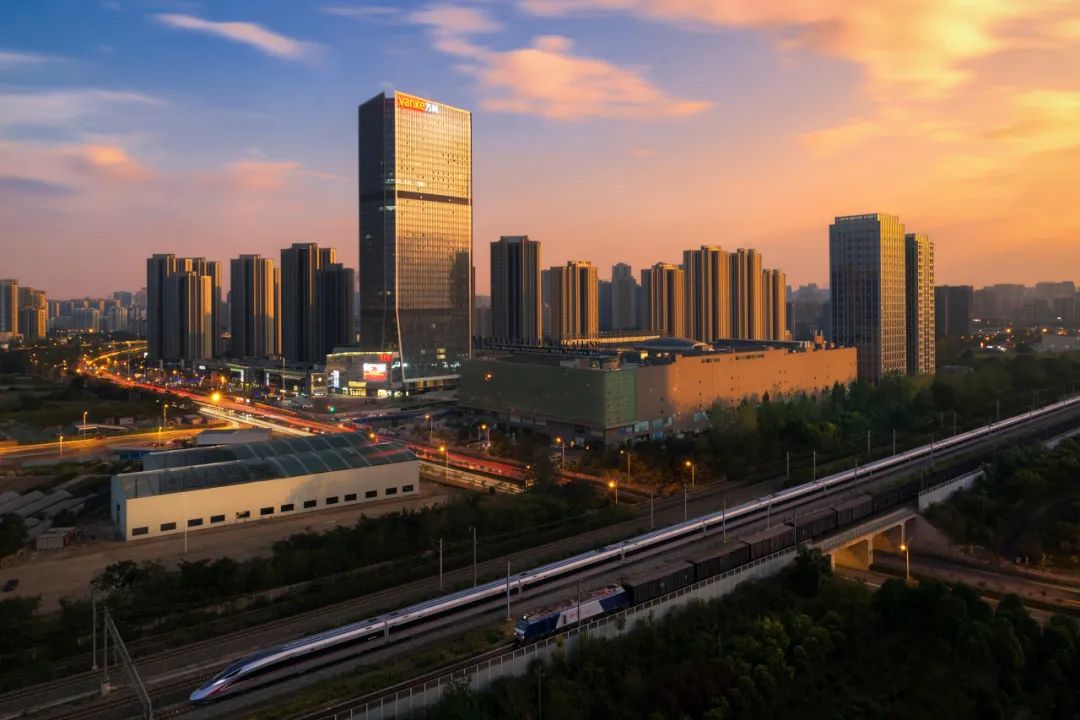 图:夕阳下的合肥万科广场.