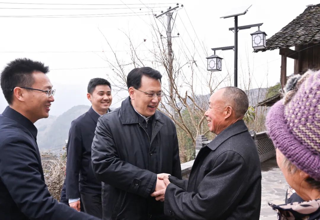 2月14日下午,在酉阳县花田乡何家岩村,市委书记袁家军看望脱贫户