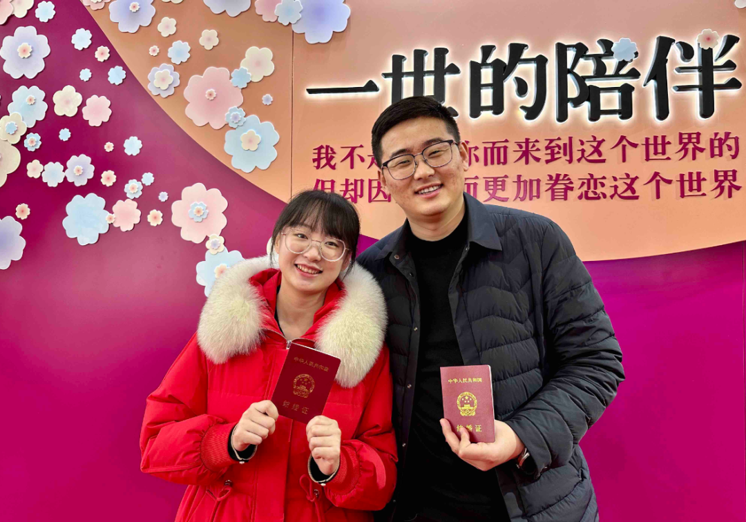 "刚领完结婚证的杏苏源和爱人马榕鸿拍照纪念,看着