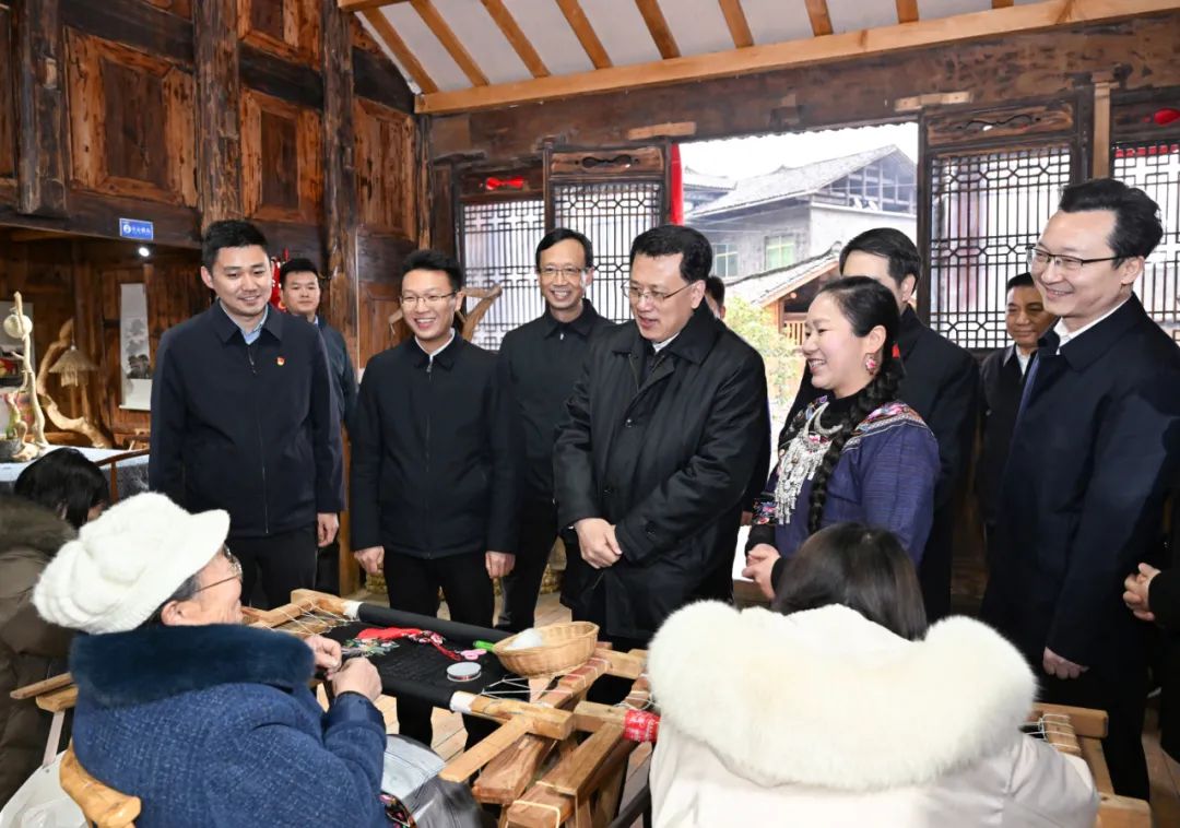 2月14日下午,在酉阳县花田乡何家岩村,市委书记袁家军同苗绣手工艺人