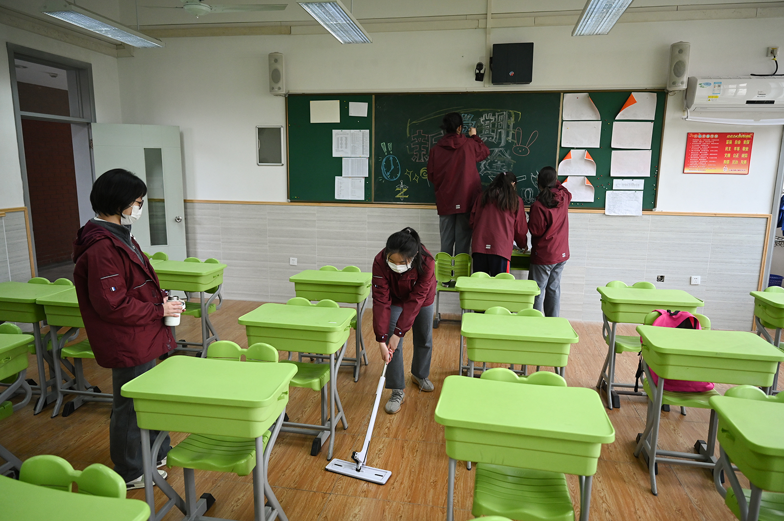 学生们正在出黑板报,打扫卫生.澎湃新闻记者 吴栋 图