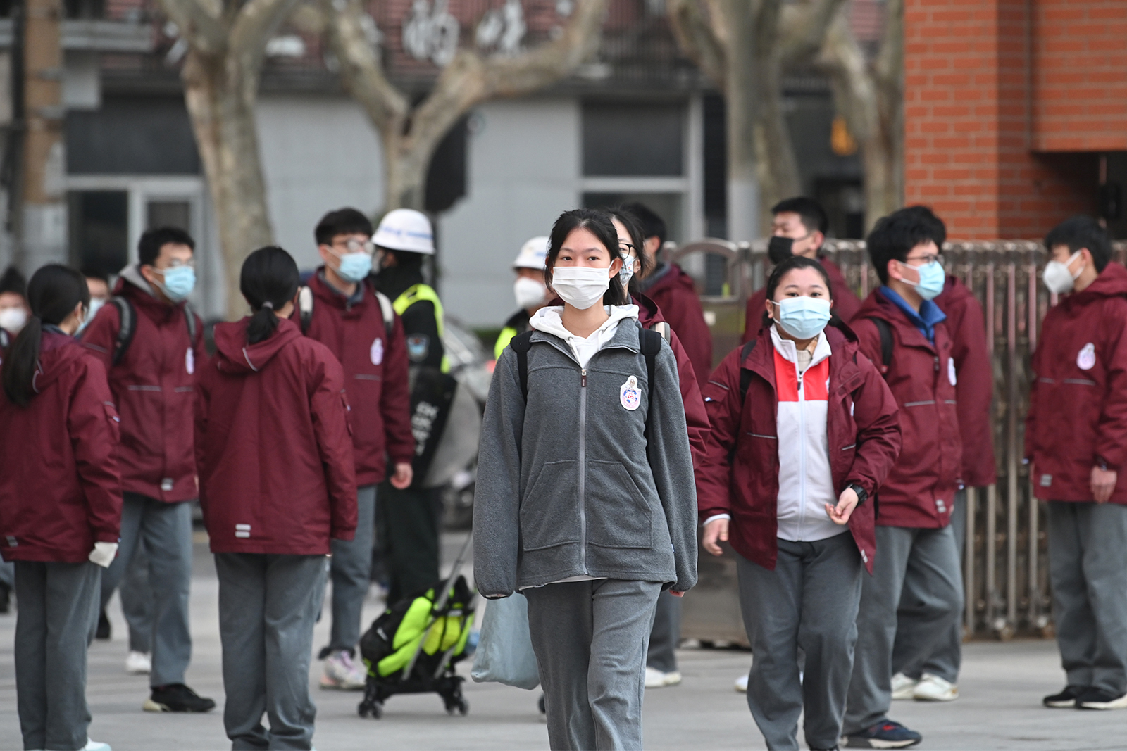 2023年2月15日,上海南洋模范中学.学生陆续走进校门.