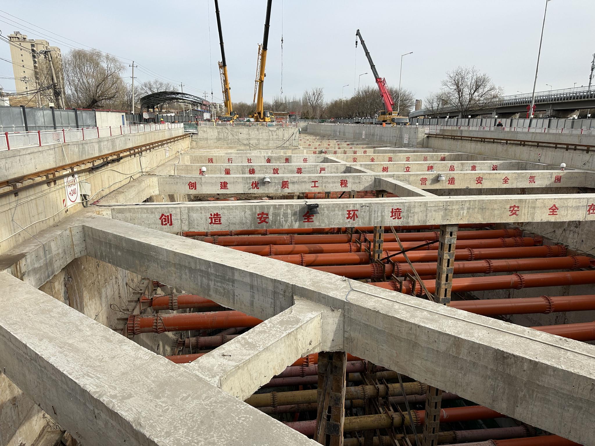 地铁22号线管庄站有地下三层站台,因此在施工过程中,基坑纵深达到31米