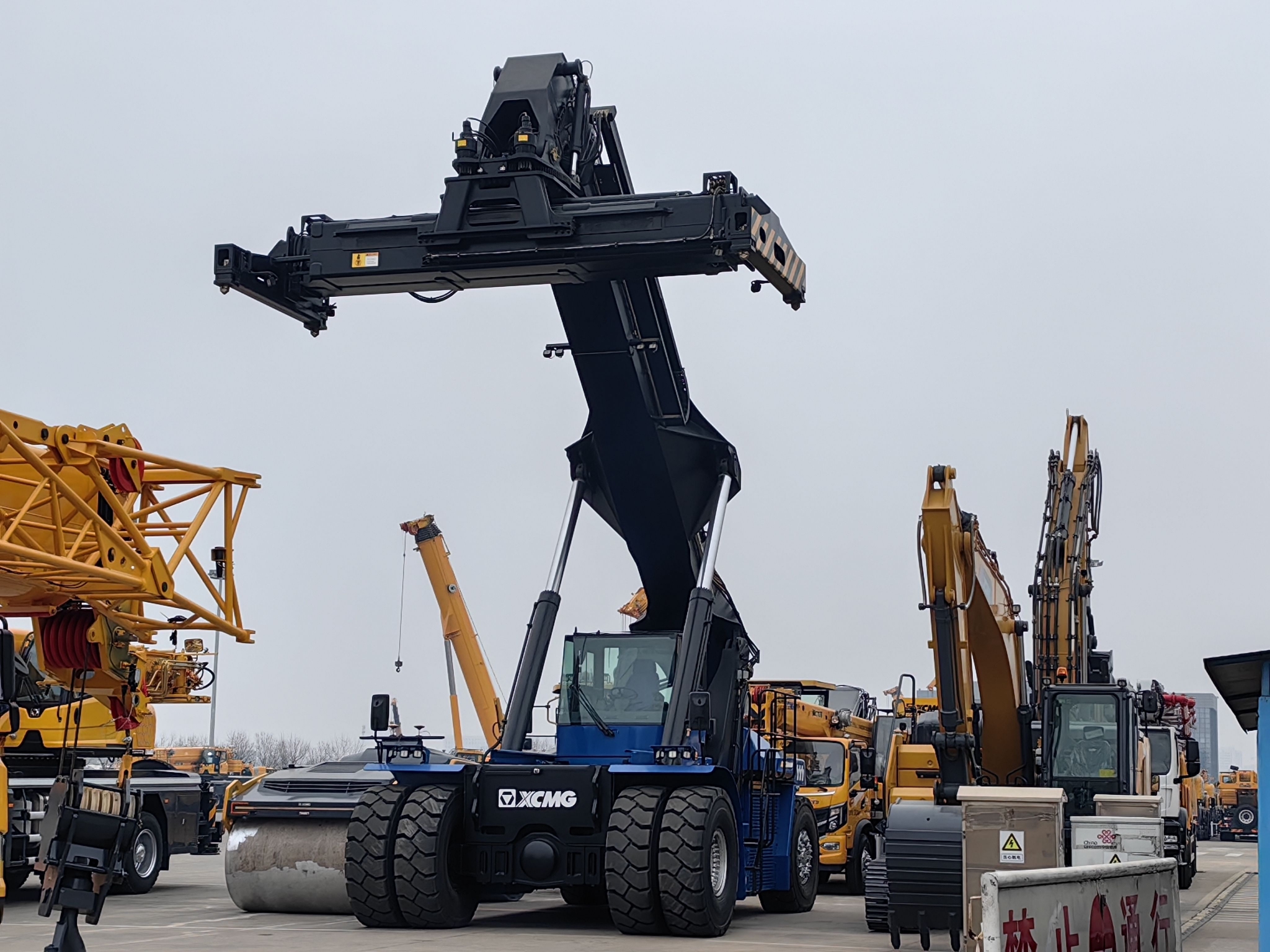 自媒体>正文>xcs453ie集装箱正面吊(涂装已恢复)剧组又想翻伸缩臂叉车