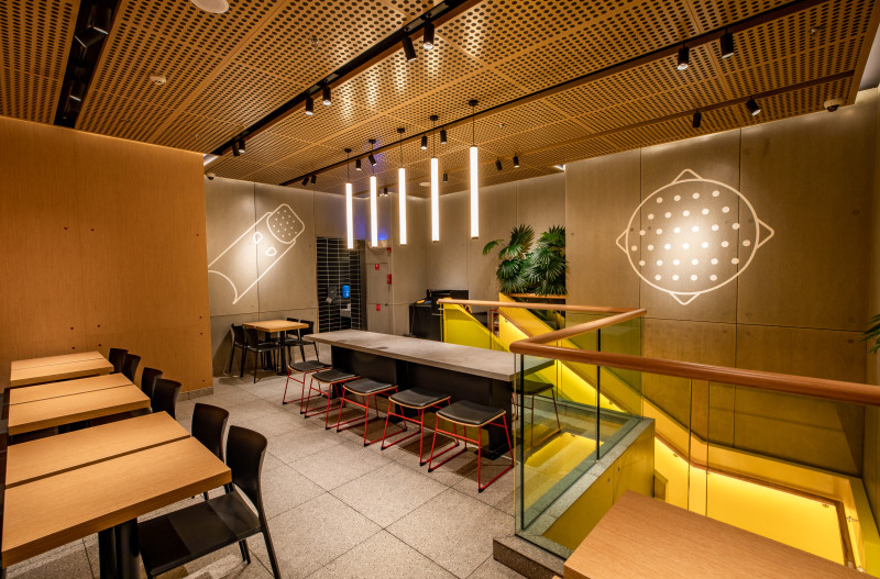 现代,工业风的设计风格之外,绿色可持续的设计理念也是麦当劳绿色餐厅