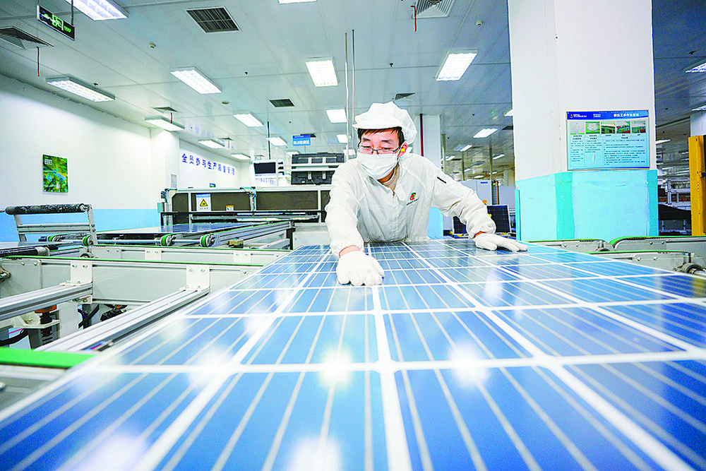 黄河水电光伏板生产车间.