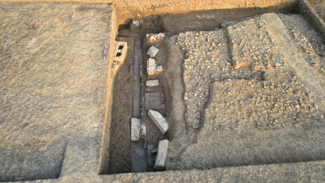 正殿西侧附属建筑基址夯土台基内的磉墩