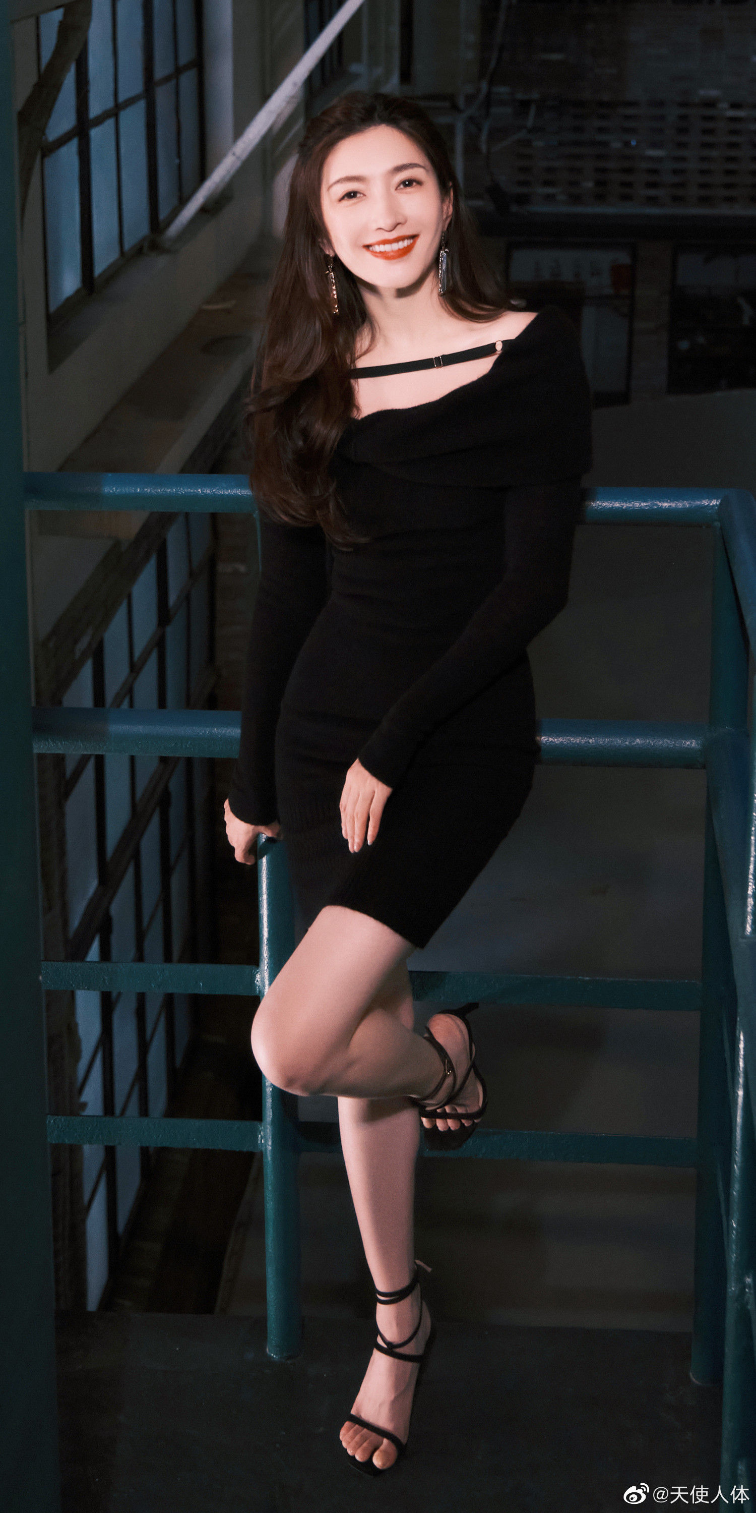 江疏影黑酷大长腿写真壁纸|江疏影|壁纸|写真_新浪新闻