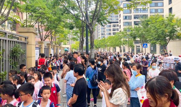 杭州一小学优化地下车库通行方案，开车接娃放学可达秒级_手机新浪网