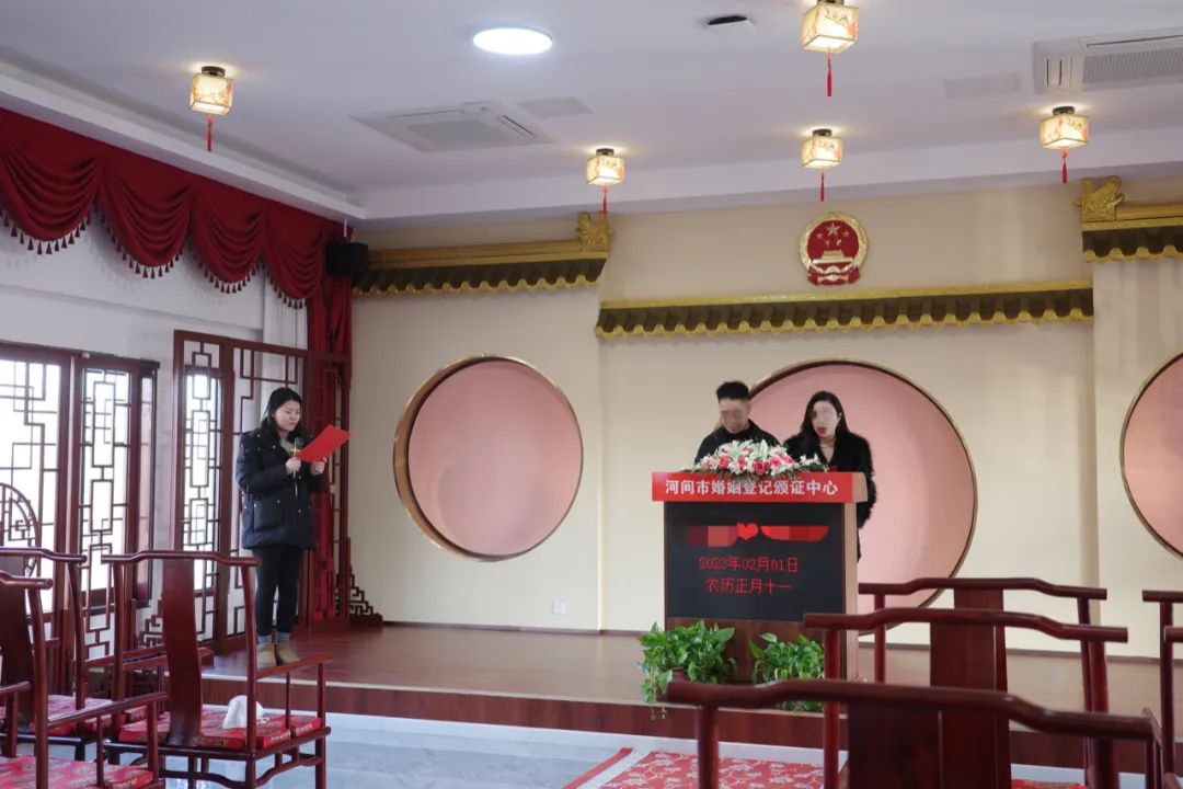 2月1日，一对新人在河间市婚姻登记中心领证。新京报记者 陈亚杰 摄