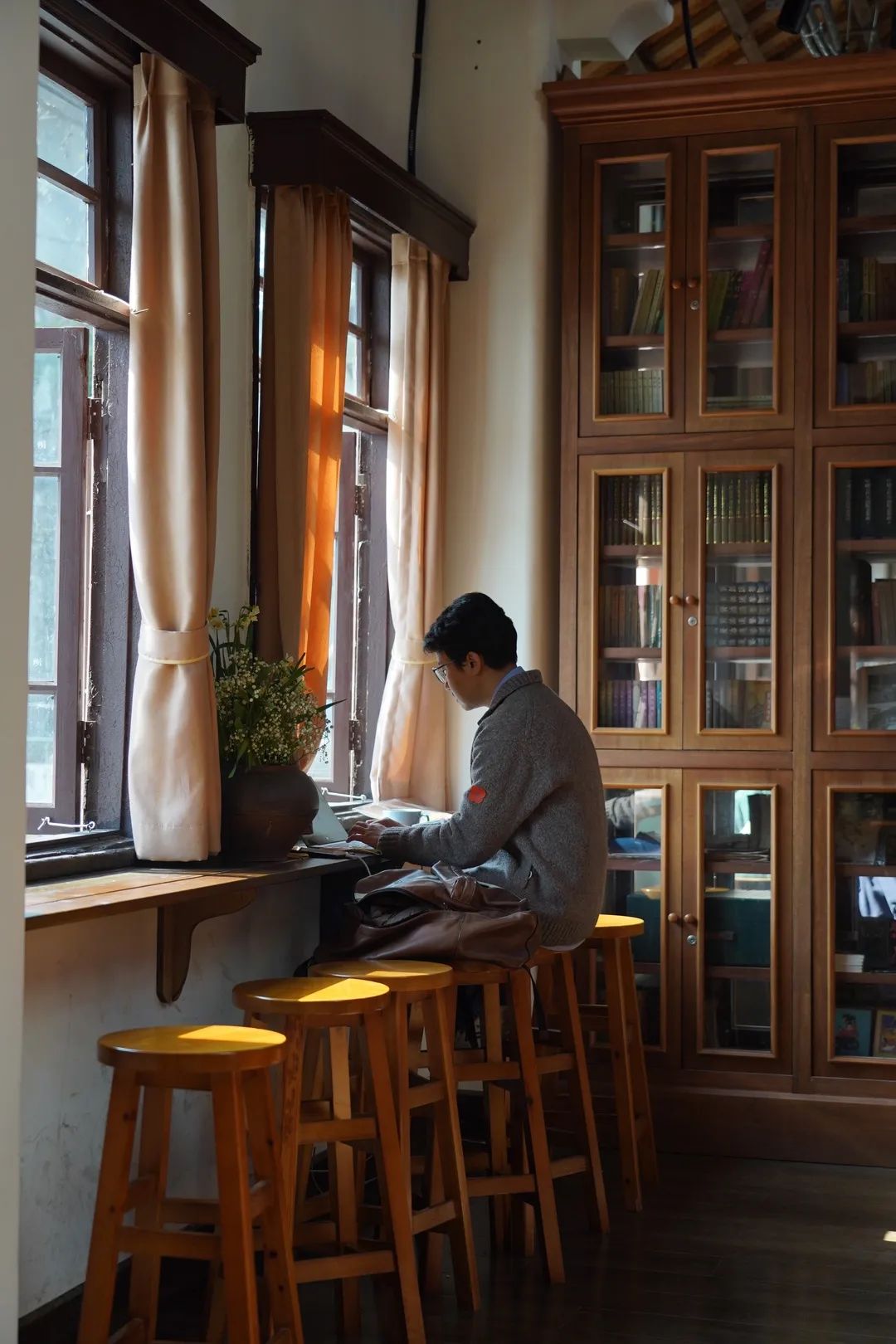 果然,此时此刻,图书馆的每一个窗边座位,都坐着看书也看风景的人.