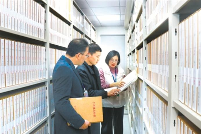 江苏省江阴市纪委监委将干部廉政档案的运用贯穿于监督执纪执法全过程，严格日常监督管理，严防期权腐败。图为该区纪检监察干部比对廉政档案，了解相关情况。张一天 摄