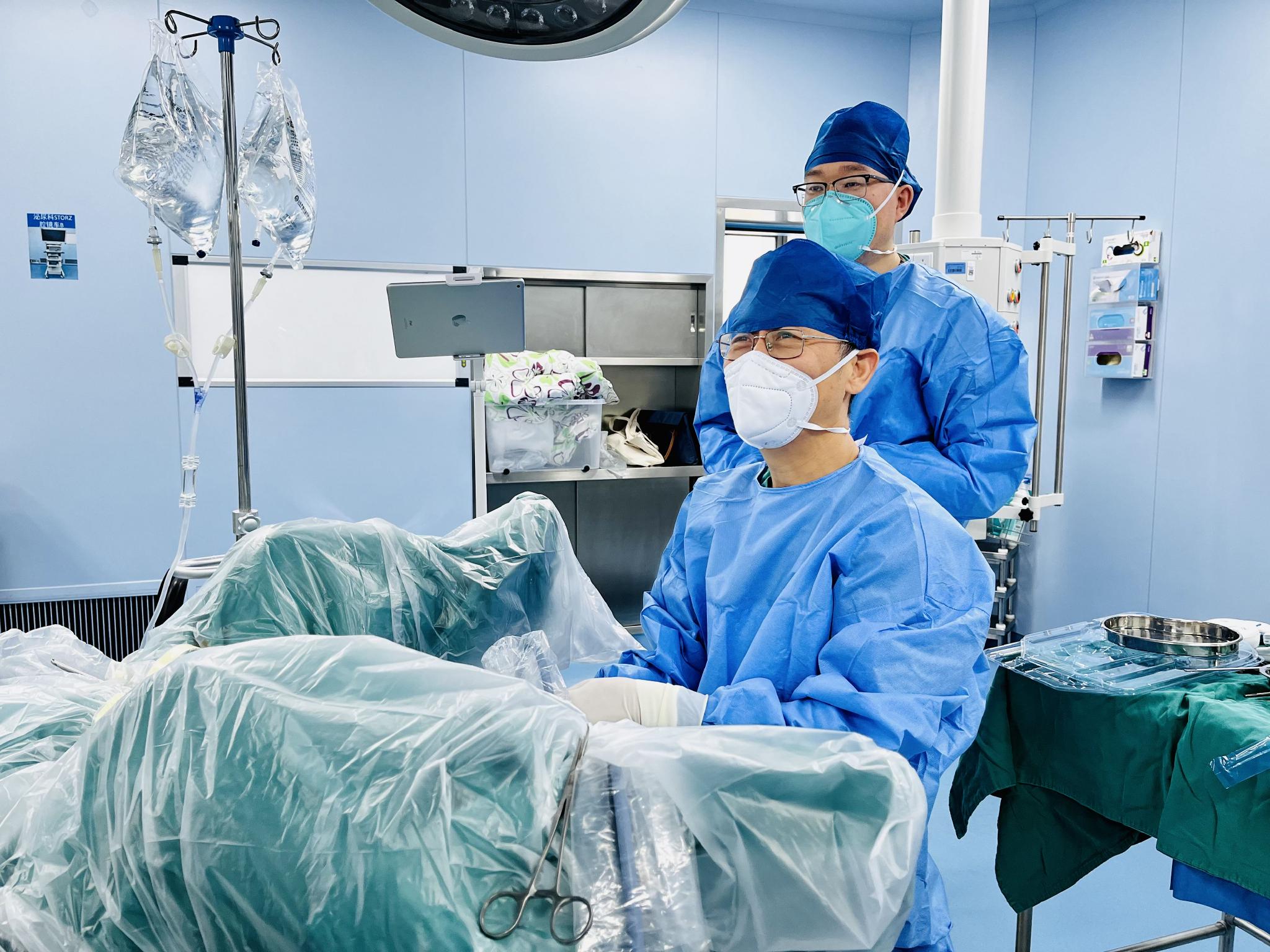 为老人实施经尿道前列腺段尿道悬扩术