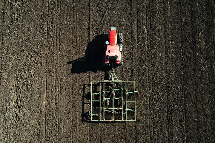   2022年10月15日，在黑龙江省拜泉县兴华乡顺利村一处耕地，农机在进行整地作业（无人机照片）。新华社记者黄腾 摄