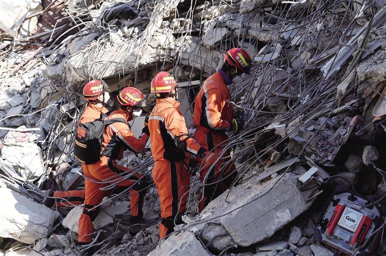 在土耳其哈塔伊省安塔基亚市,中国救援队队员在地震废墟中搜救