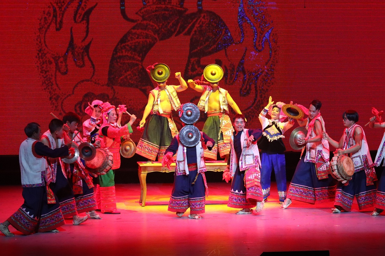 舞蹈演员展示彝族铓锣舞动作套路——咬双铓 蒙自市文化馆供图