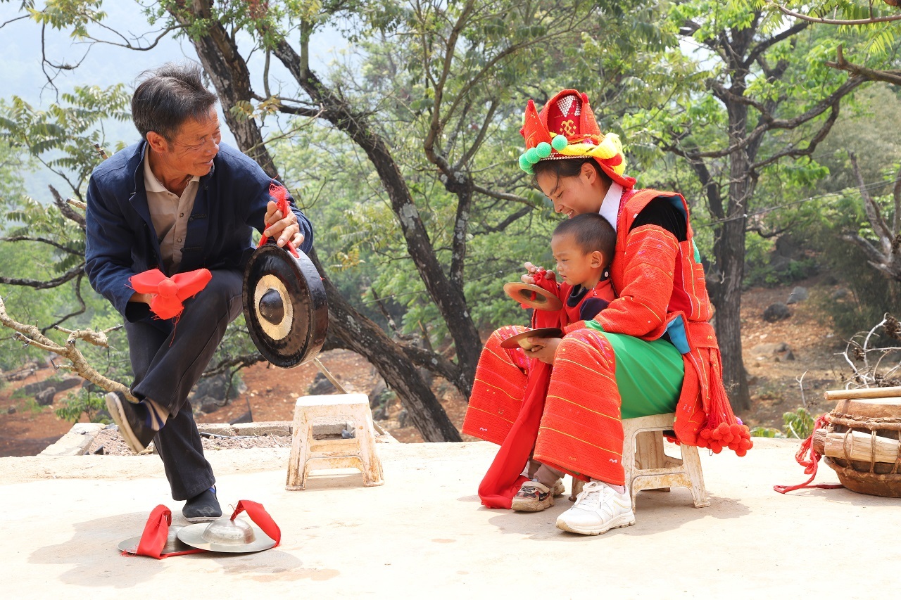 蒙自彝族铓锣舞州级传承人李建明展示铓锣舞中的动作套路——三步,四