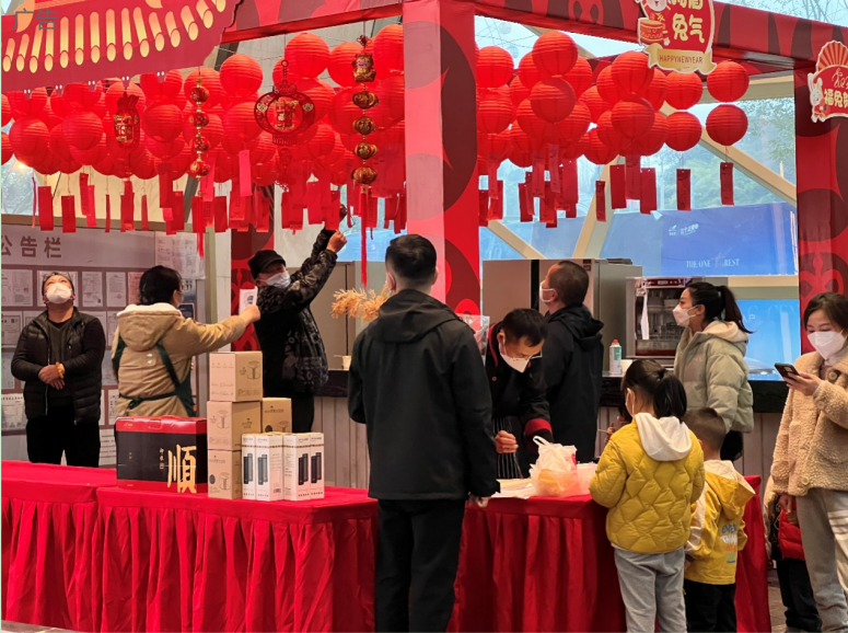 &nbsp;春节期间,各大房企销售中心年味十足