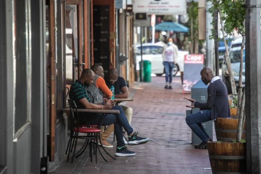 这是2021年11月28日在南非开普敦的一条商业街上拍摄的民众。新华社记者吕天然摄