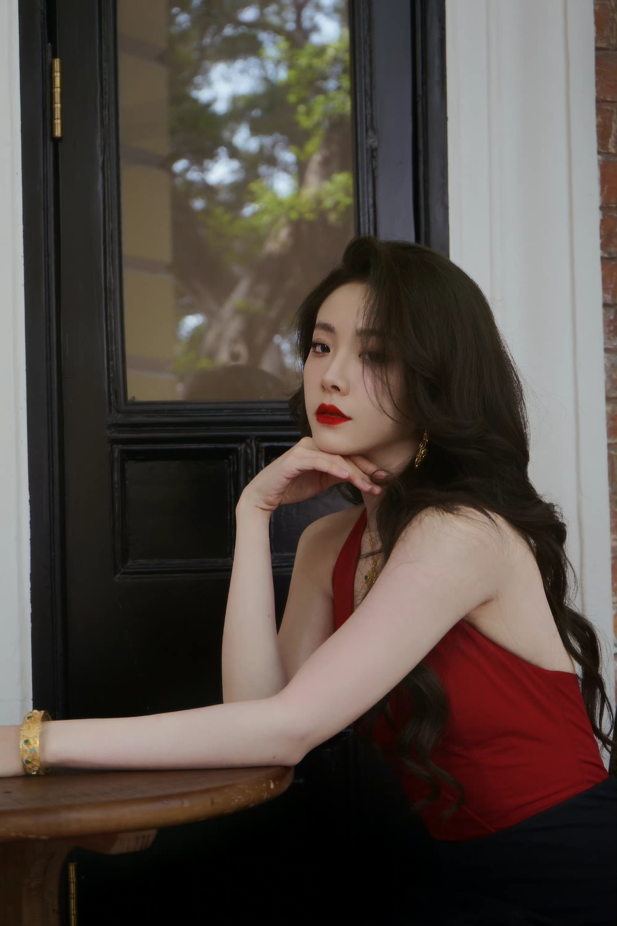 喻言今日份红毯造型大片 温柔热烈的双面复古女郎|喻言_新浪新闻