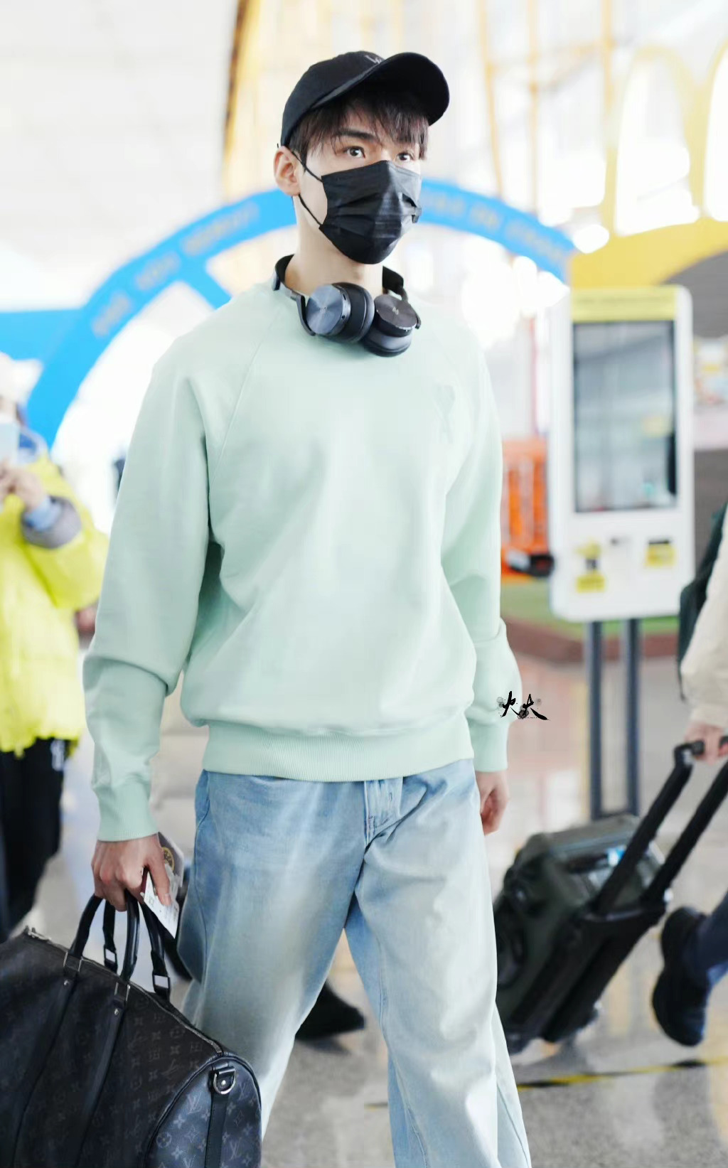 绿色卫衣牛仔裤77白色棒球帽……|龚俊|棒球帽|卫衣_新浪新闻