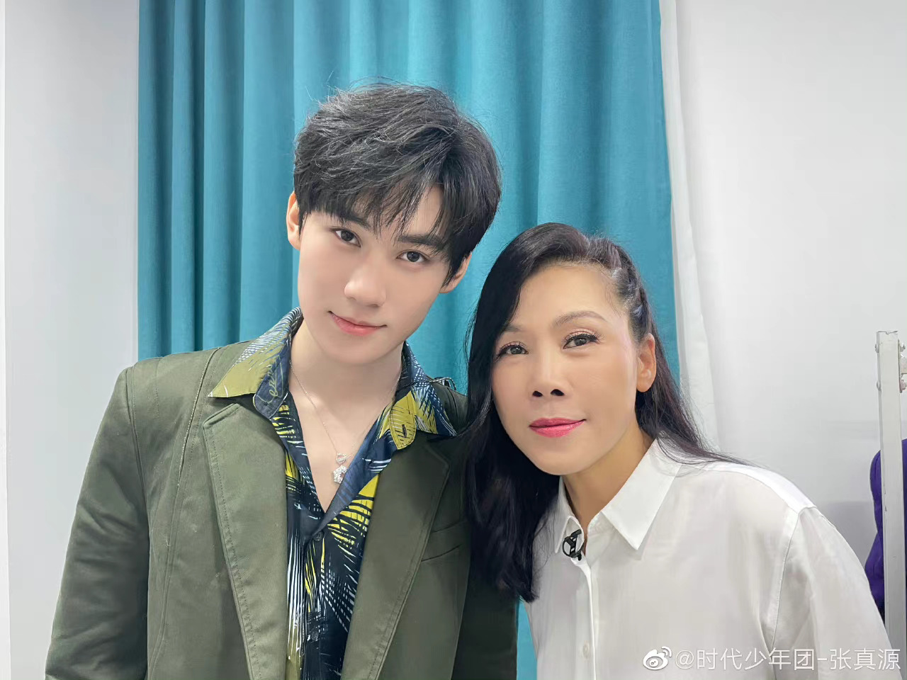 张真源[超话]#,乖乖小张在线恭敬,期待今晚的音乐会啦