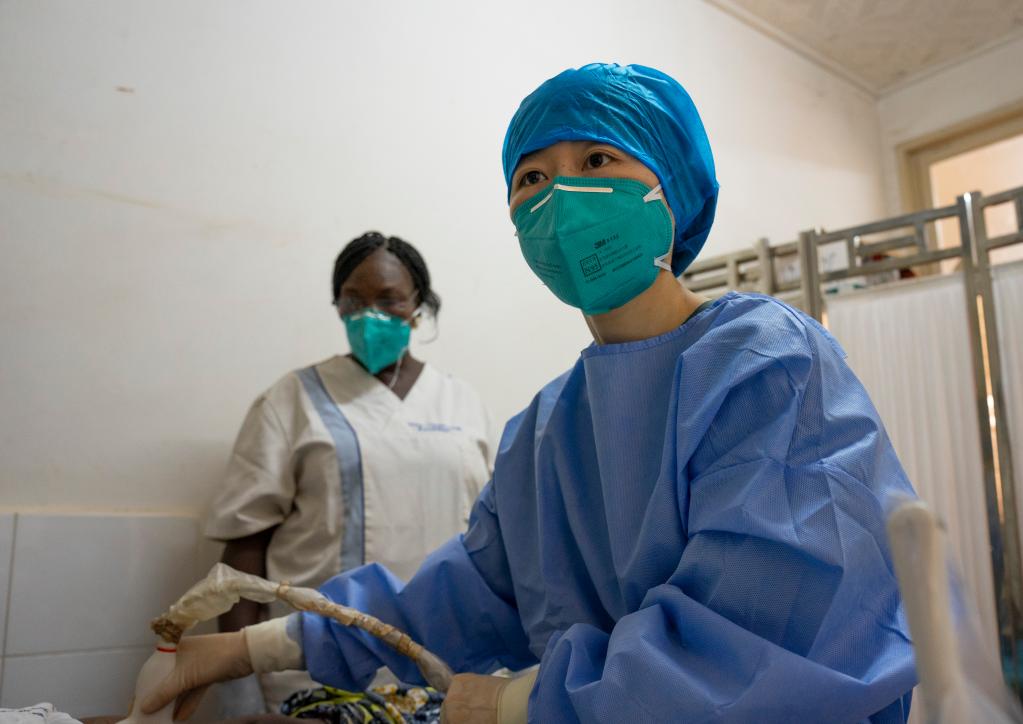 援中非中国医疗队放射科医生王佳在为患者做检查