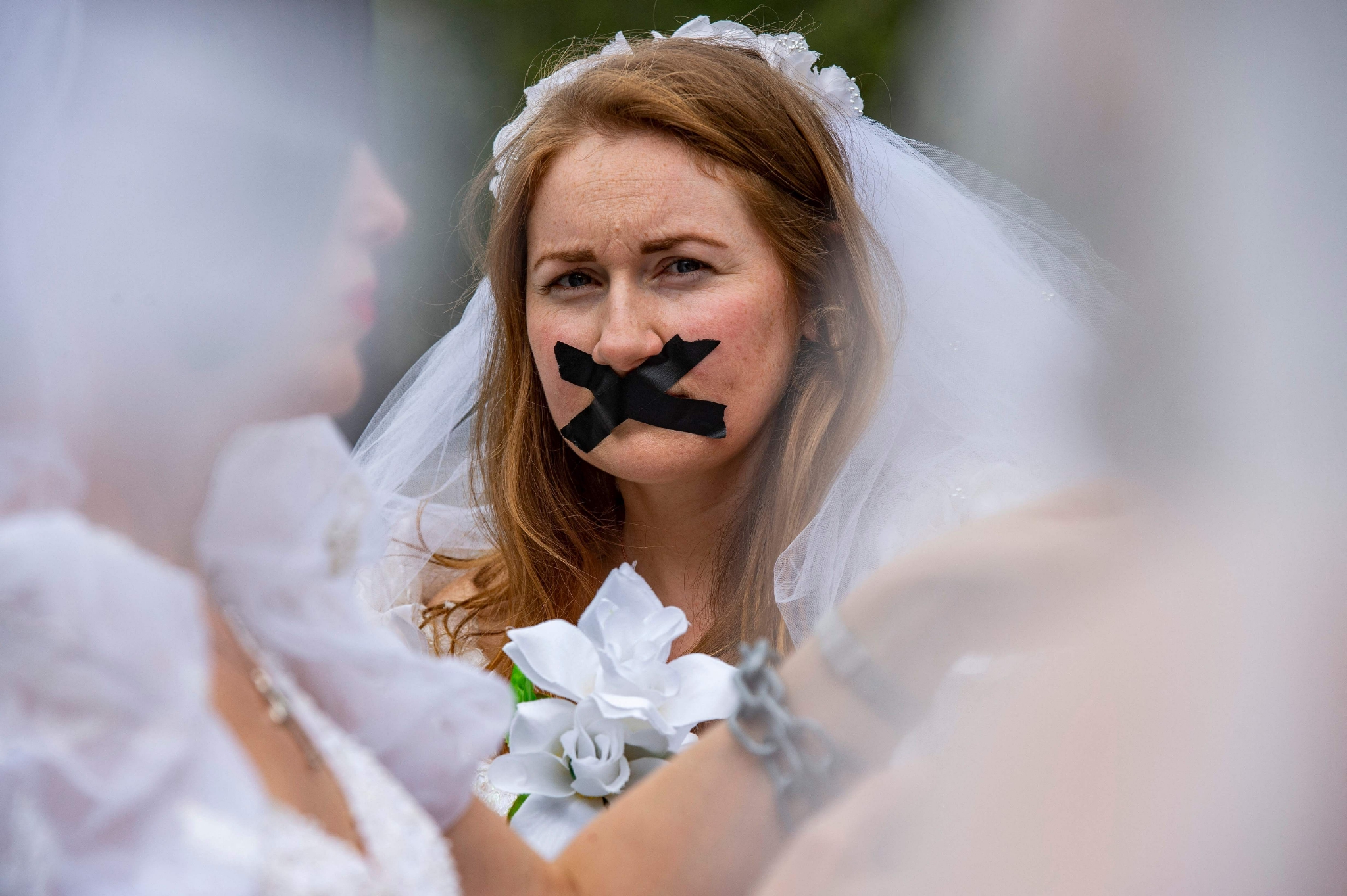 当地时间2021年9月22日，美国波士顿，示威者穿上婚纱抗议童婚。图/视觉中国