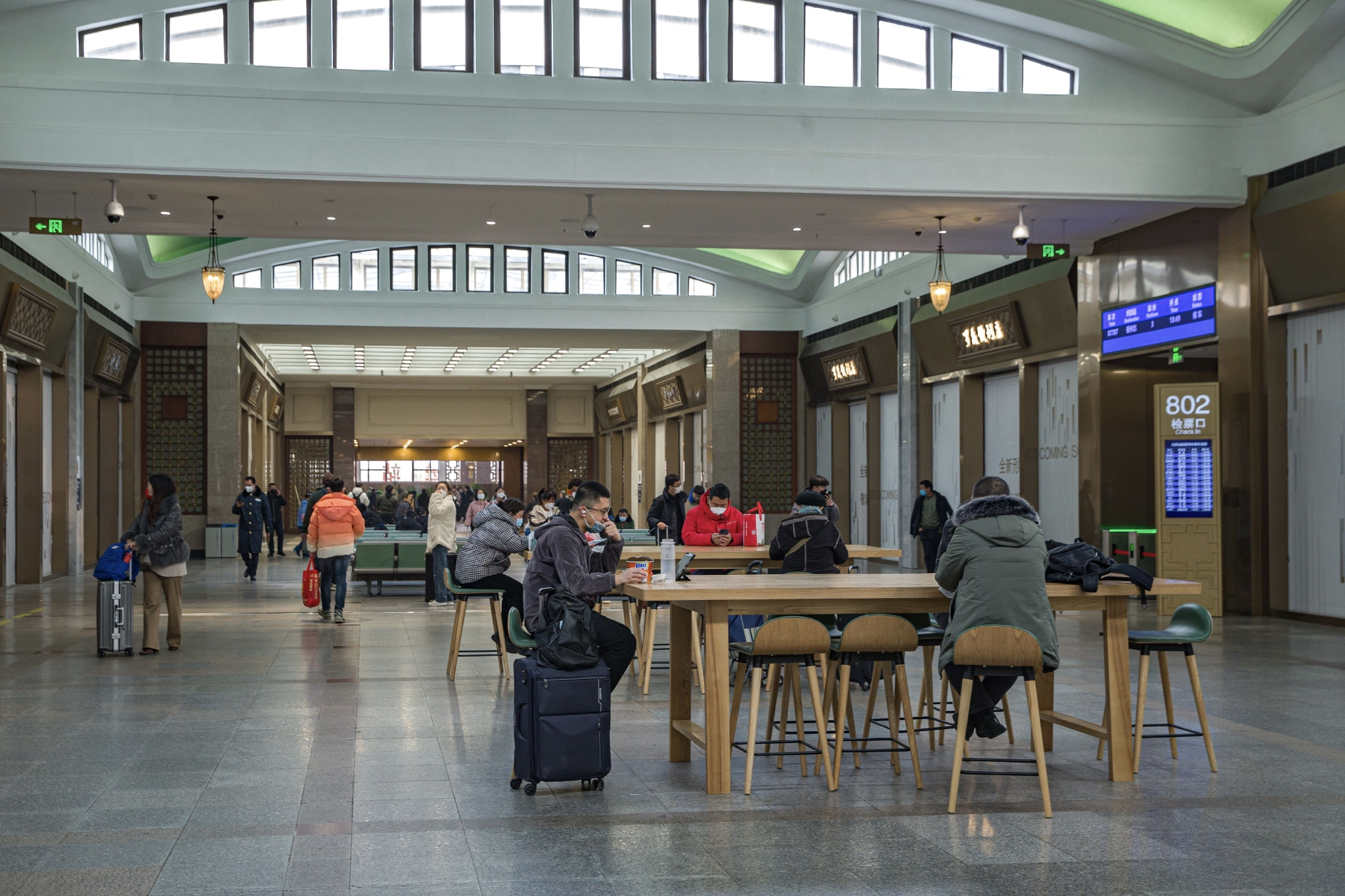 北京站部分候车室内配备了办公桌,供旅客使用.