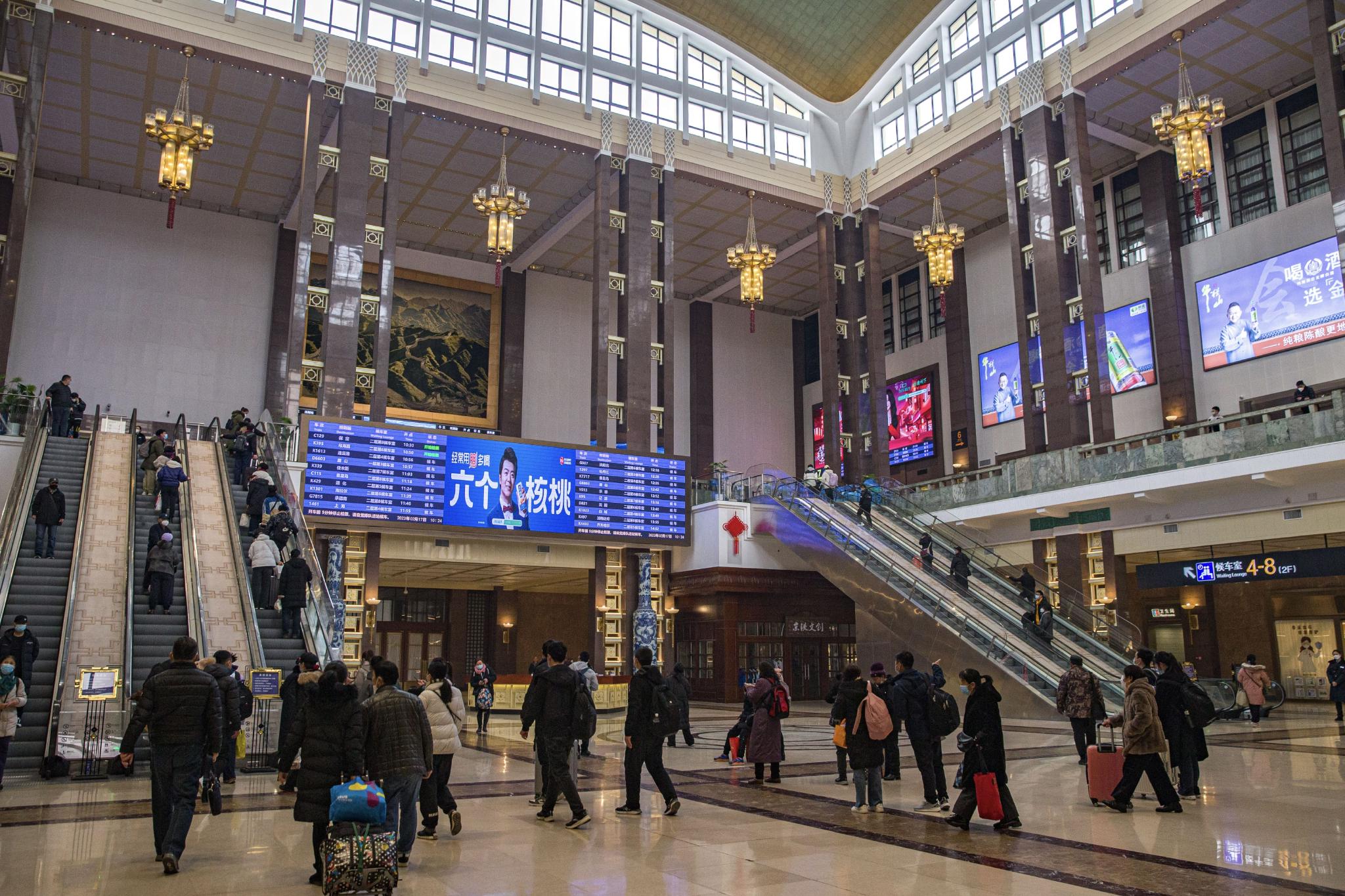 北京站中央大厅四周悬挂着12盏水晶灯,不少游客穿梭在明亮美观的站厅