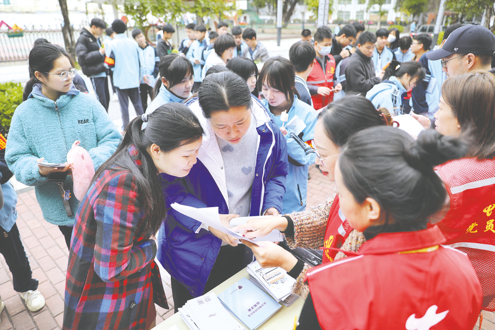&nbsp;&nbsp;&nbsp;&nbsp;南宁市第六职业技术学校开展“反诈防骗”主题党日活动。 （王丁由 摄）