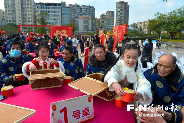 “福娃”为老人送上拗九粥。记者 池远摄