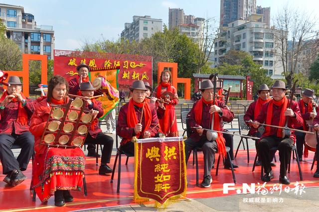 十番古乐送祝福。记者 池远摄