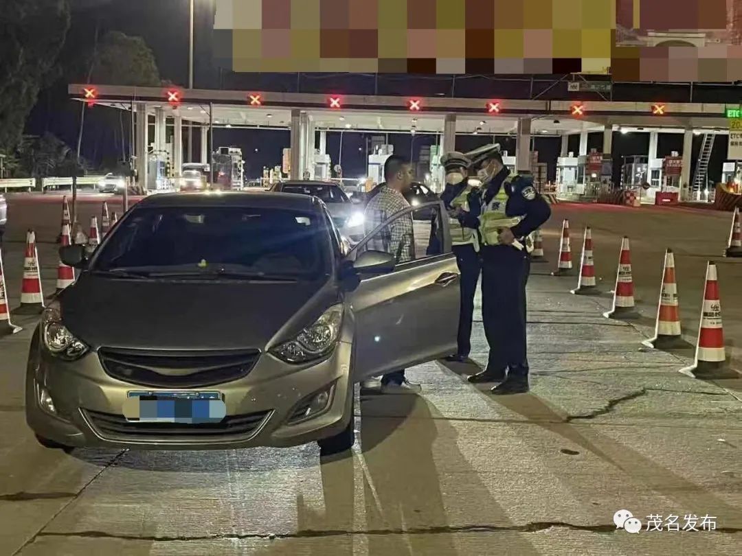 高速交警在高速出入口设卡盘查.