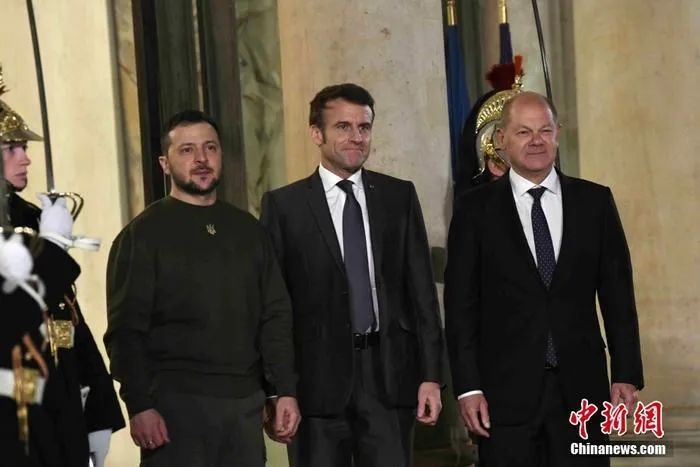 当地时间2月8日晚，法国总统马克龙在巴黎爱丽舍宫与乌克兰总统泽连斯基、德国总理朔尔茨会面。中新社记者 李洋 摄