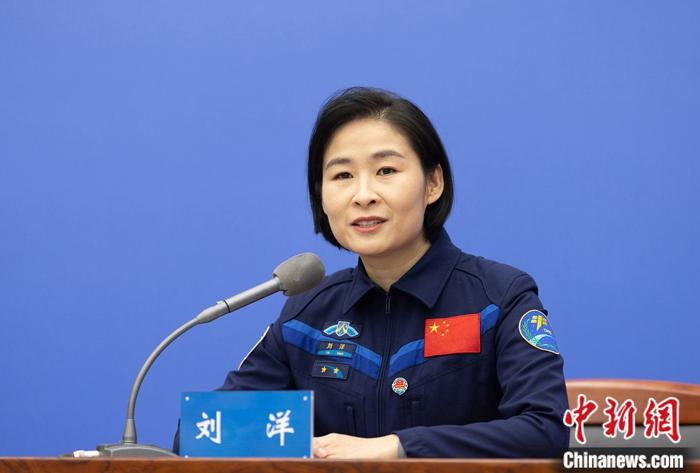 航天员刘洋谈“太空全家福”:“足以载入中国载人航天史册”|刘洋|载人航天|中国_新浪新闻