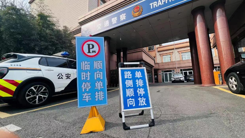 经十一路中段,环山路南段和千佛山西路两侧非机动车道设置临时停车