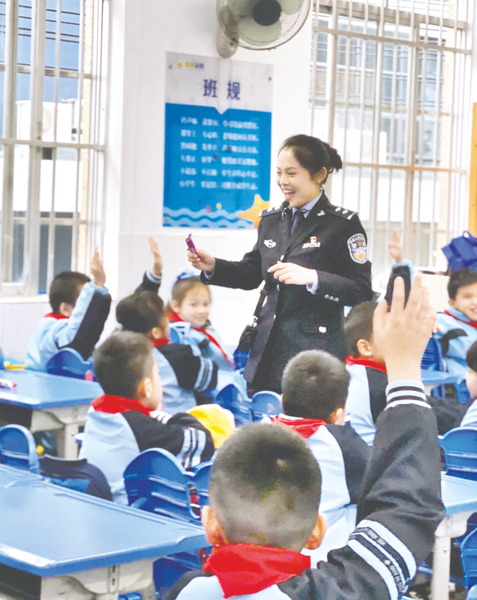 &nbsp;&nbsp;&nbsp;&nbsp;在南宁市星湖小学，警察和学生们互动，传授防诈知识。 （学校供图）