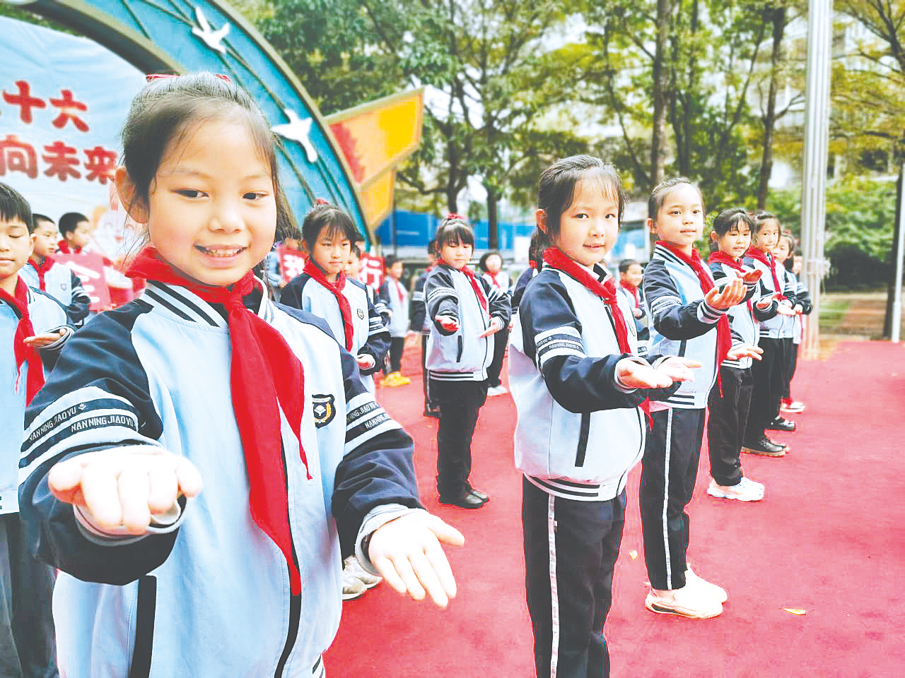 &nbsp;&nbsp;&nbsp;&nbsp;南宁市翡翠园学校“校园安全伴我行”主题晨会上，学生带来中小学生校园安全手势舞。 （学校供图）