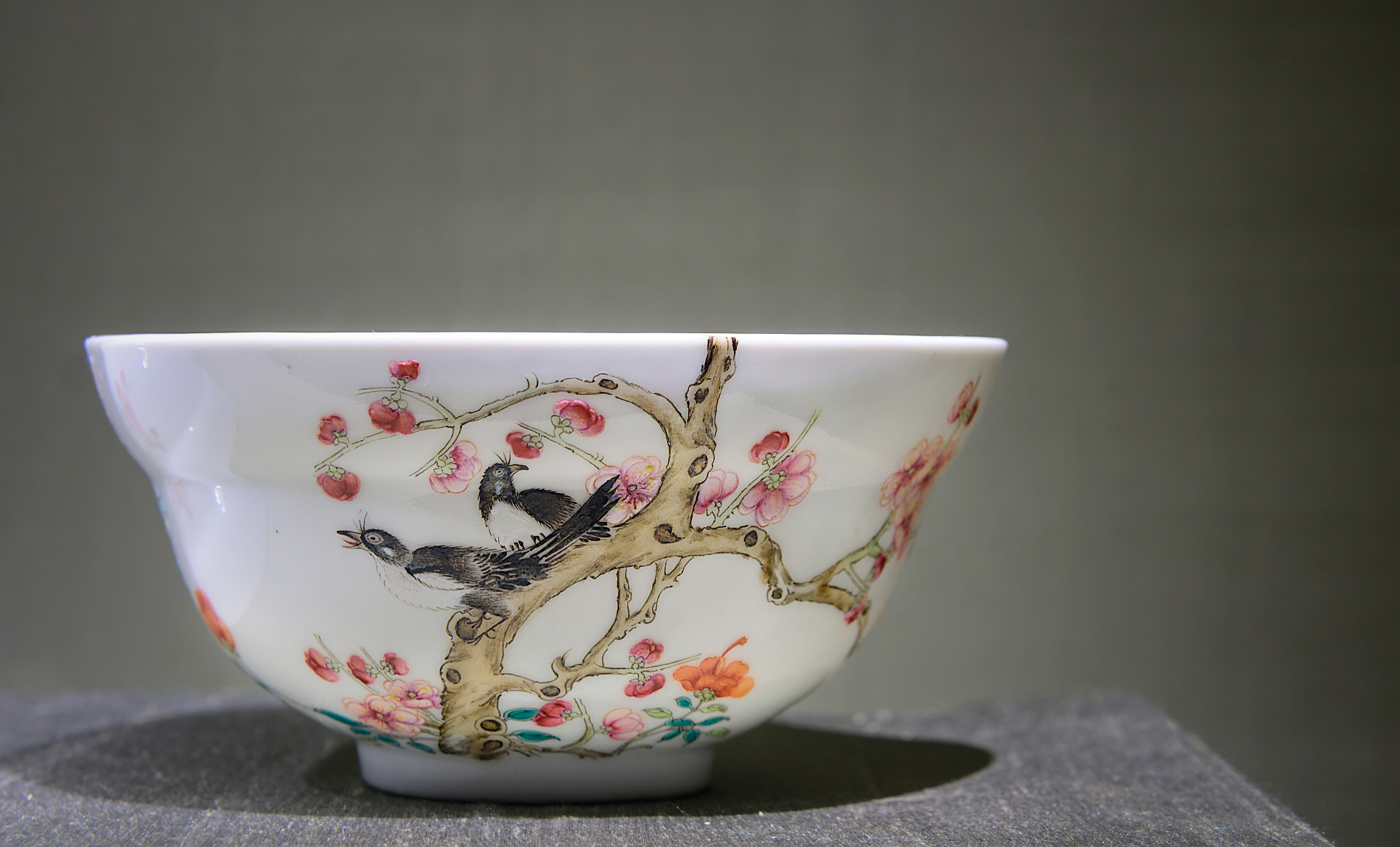 粉彩能够看出釉上彩工艺在色彩表达上的优势